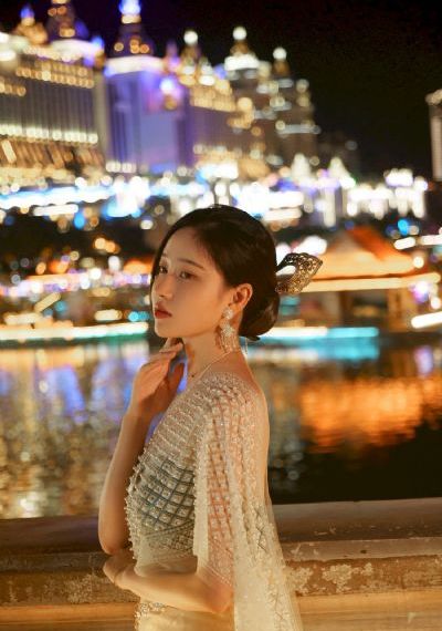 大胸隔壁女孩