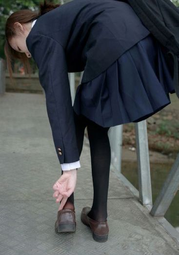 天降女子从二楼掉下来了